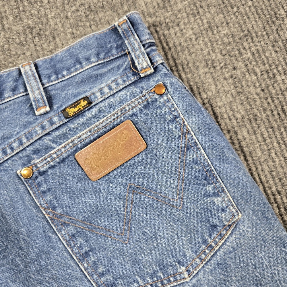 Wrangler Jeans Men 42x32 Blue Classic Straight Western Cowboy USA Made 38x30 - Picture 3 of 16